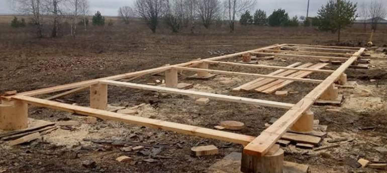 Заложен фундамент под гараж из рубленного бревна